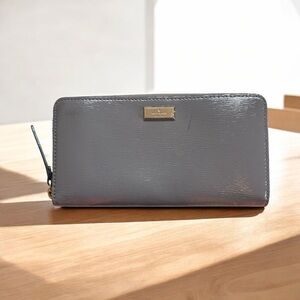 KATE SPADE NEW YORK GRAY PATENT ZIP-AROUND WALLET